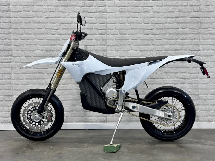 2026 STARK FUTURE VARG SM = SUPERMOTARD 60HP @ 80 HP + 100% VE MOTO ÉLECTRIQUE LÉGALE SUR ROUTE + NEUF + GARANTIE 2 ANS 