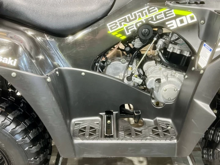 2022 KAWASAKI BRUTE FORCE 300 / KVF 300 / RWD / SEULEMENT 1467 KM + BINE ÉQUIPÉE 