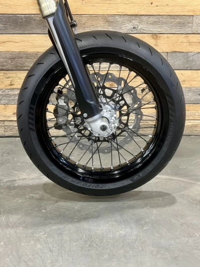 2026 STARK FUTURE VARG SM - SUPERMOTO 100% VE - ELECTRIQUE + MOTO LEGALE SUR ROUTE + 60 H.P @ 80 H.P + GARANTIE DE 2 ANS + RARE 