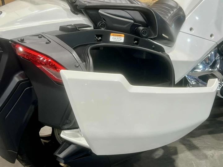 2016 BRP CAN-AM SPYDER F3 LIMITED SE-6 (SEMI-AUTOMATIQUE) + ROTAX 1330 cc EFI + SEULEMENT 34305 KM + ENSEMBLE CHROME 