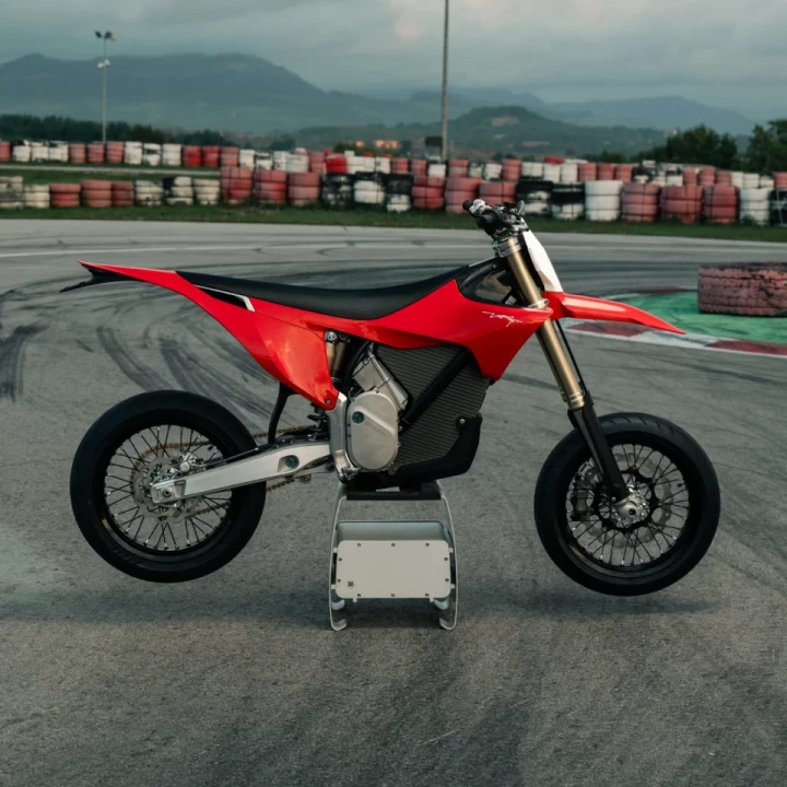 2026 STARK FUTURE VARG SM - SUPERMOTARD + LEGALE SUR LA ROUTE + 60 HP @ 80 HP + 2 ANS DE GARANTIE + QUANTITÉ LIMITÉE 