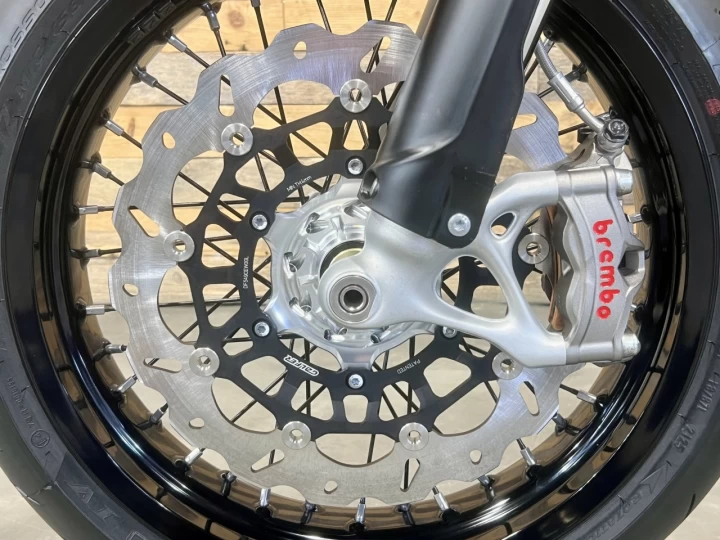 2026 STARK FUTURE VARG SM - SUPERMOTO 100% VE - ELECTRIQUE + MOTO LEGALE SUR ROUTE + 60 H.P @ 80 H.P + GARANTIE DE 2 ANS + RARE 