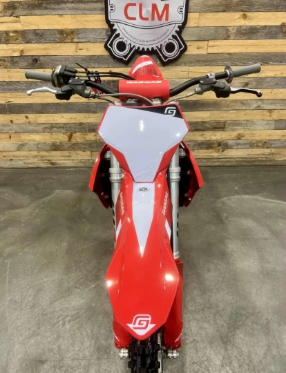 2024 GASGAS MC 450F EFI + 4 TEMPS + MX-MOTOCROSS + SEULEMENT 50 HR + KIT GRAPHIQUE CUSTOM NEUF 
