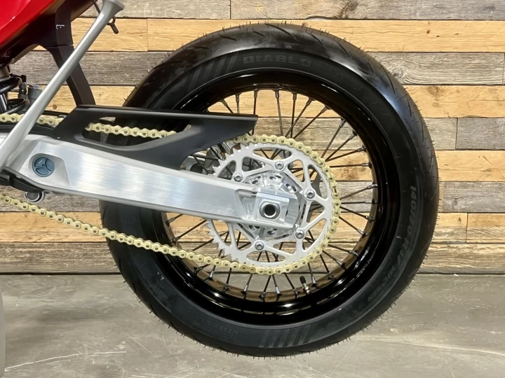 2026 STARK FUTURE VARG SM - SUPERMOTO 100% VE - ELECTRIQUE LEGALE SUR LA ROUTE+ 60 H.P @ 80 H.P + GARANTIE 2 ANS 