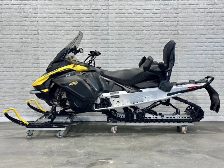 2026 BRP SKI-DOO GRAND TOURING SPORT 600 ACE EFI 137'' + SEULEMENT 1 KM + BANC PASSAGER + REV GEN5 + RARE & A1 
