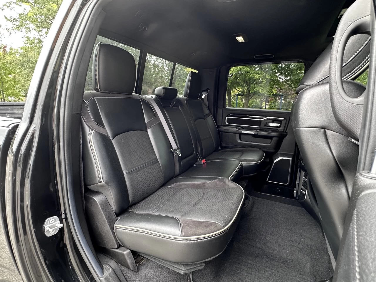 2019 RAM 3500 LARAMIE CUMMINS 6.7L H.O - HIGH OUTPUT + CREW CAB + 4WD + BOITE LONGUE + SUSPENSION A AIR + RARE & A1  Image principale
