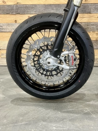 2026 STARK FUTURE VARG SM - SUPERMOTO 100% VE - ELECTRIQUE LEGALE SUR LA ROUTE+ 60 H.P @ 80 H.P + GARANTIE 2 ANS 