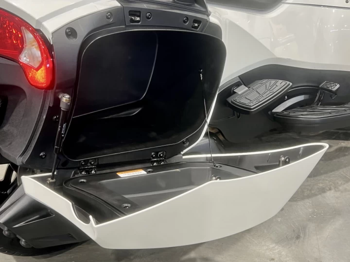 2017 BRP CAN-AM SPYDER RT-S SE-6 (SEMI-AUTOMATIQUE) ROTAX 1330 cc EFI + SEULEMENT 25499 KM + RARE & A1 