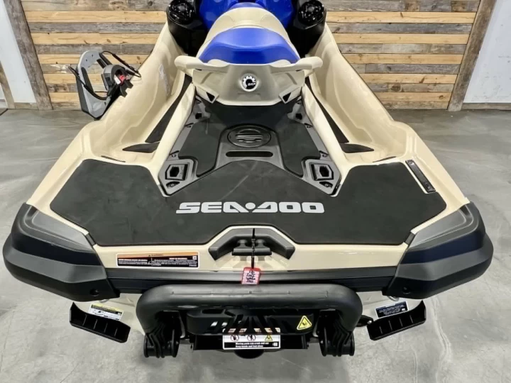 2025 BRP SEA-DOO WAKE PRO 230 H.P + IBR + VTS + IDF + AUDIO + ENSEMBLE TECH + 3 PASSAGERS + SEULEMENT 24 HR + RARE & A1 
