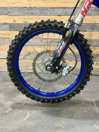 2024 YAMAHA YZ 450F EFI + 4 TEMPS + SEULEMENT 25 HR + LOOK UNIQUE & CONDITION A1 