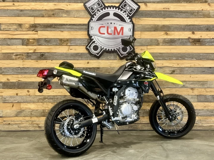 2023 KAWASAKI KLX 300 SM - SUPER MOTARD + LÉGALE SUR LA ROUTE + SEULEMENT 8 KM 