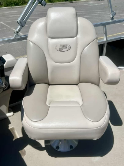 2014 PRINCECRAFT VECTRA 21 CLASSIC EDITION + MERCURY 115 H.P + ENSEMBLE SPORT 3 QUILLES + TOIT BIMINI + TOIT CAMPEUR + TOILE + REMORQUE 