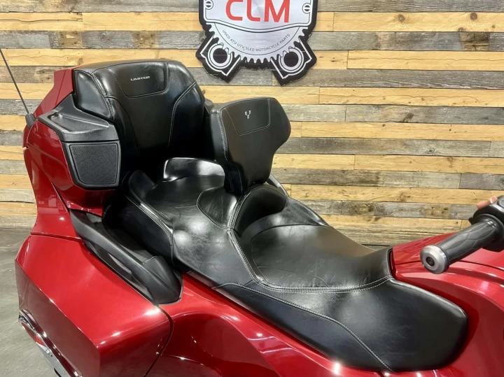 2015 BRP CAN-AM SPYDER RT LIMITED SE-6 (SEMI-AUTOMATIQUE) + ROTAX 1330 cc ACE + SEULEMENT 41302 KM + TOUTE ÉQUPÉE 