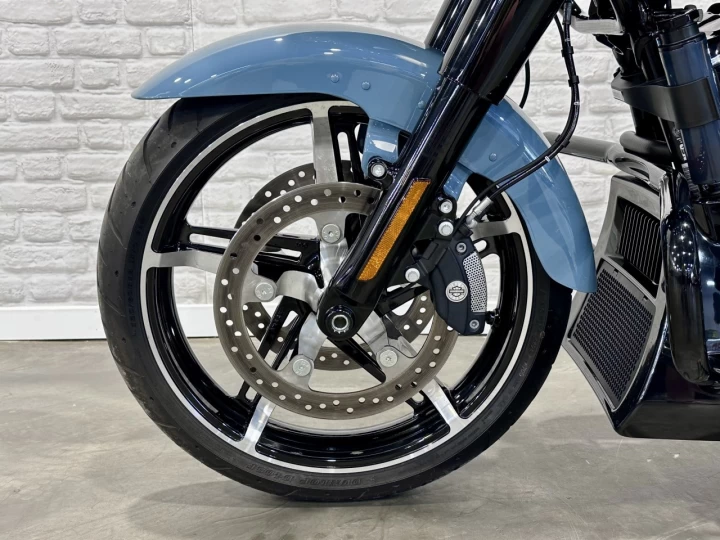 2024 HARLEY DAVIDSON FLTRX ROAD GLIDE 117 c.i = 1923 cc EFI + SEULEMENT 4492 KM + ECRAN 12'' + GARANTIE 2029 + RARE & A1 