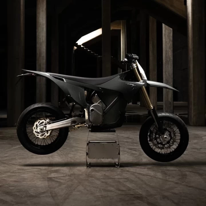 2026 STARK FUTURE VARG SM - SUPERMOTO 100% VE - ELECTRIQUE LEGALE SUR LA ROUTE+ 60 H.P @ 80 H.P + GARANTIE 2 ANS 