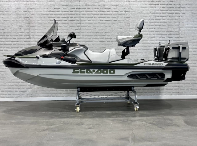 BRP SEA-DOO FISHPRO APEX EDITION 300 HP + IBR + VTS + IDF + GPS + AUDIO + TECH PKG + COOLER + 3 PASSAGERS + 4 HR + RARE & A1  2025