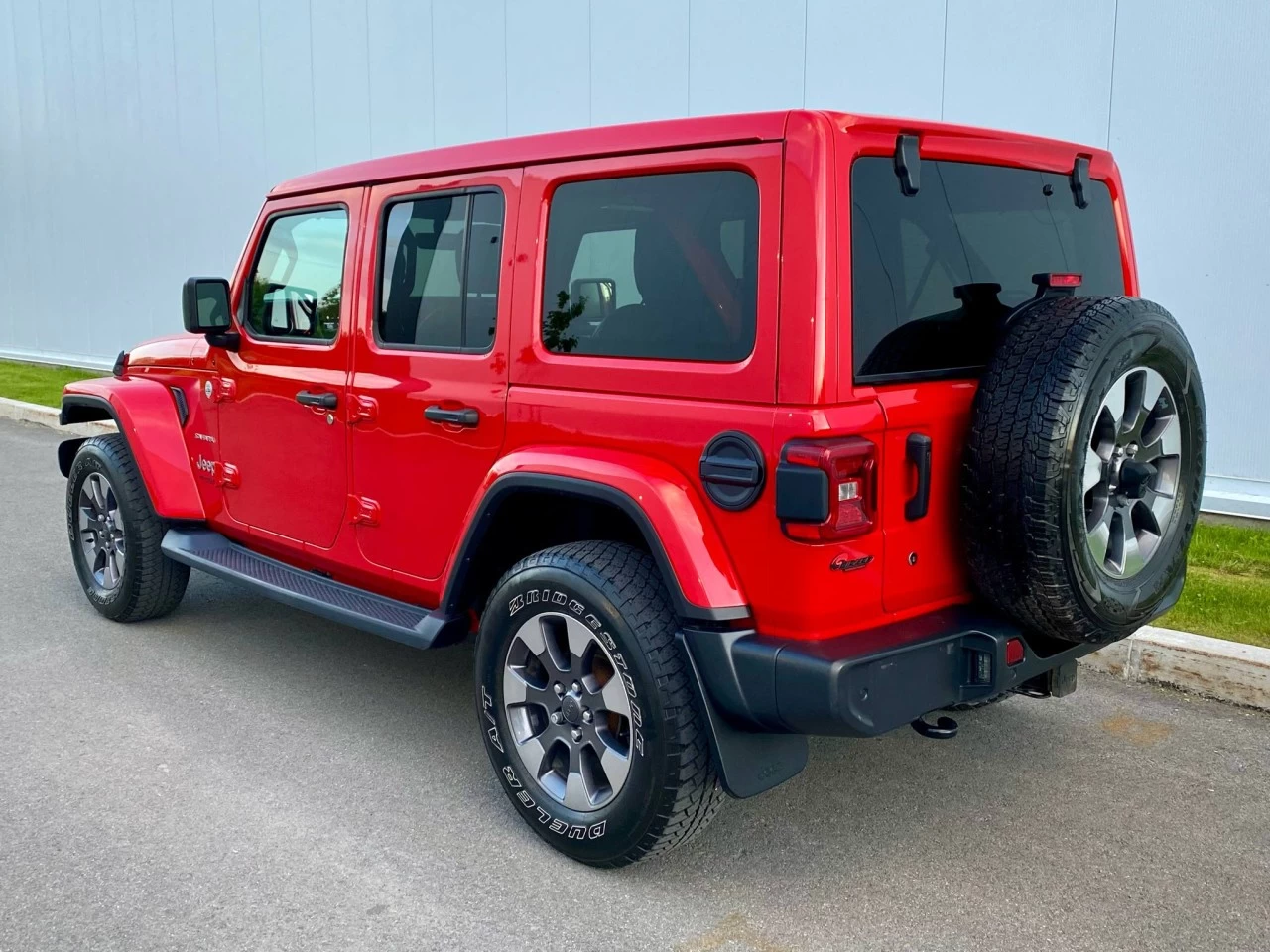 2019 JEEP WRANGLER UNLIMITED EDITION SAHARA 4X4 + TOIT ELECTRIQUE SKY + INYERIEUR CUIR +COULEUR RARE  Image principale