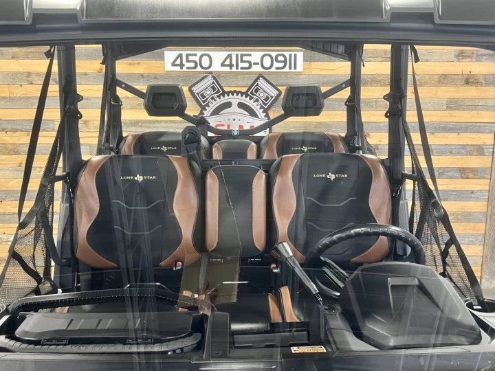 2024 BRP CAN-AM DEFENDER MAX CREW HD-10 ÉDITION LONE STAR + 4WD + DPS + SEULEMENT 10 KM + 6 PASSAGERS + RARE & COMME NEUF 