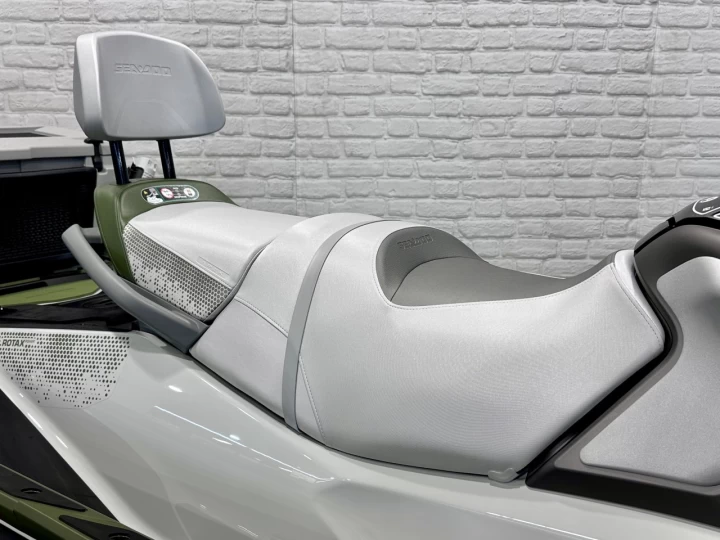2025 BRP SEA-DOO FISHPRO APEX EDITION 300 HP + IBR + VTS + IDF + GPS + AUDIO + TECH PKG + COOLER + 3 PASSAGERS + 4 HR + RARE & A1 