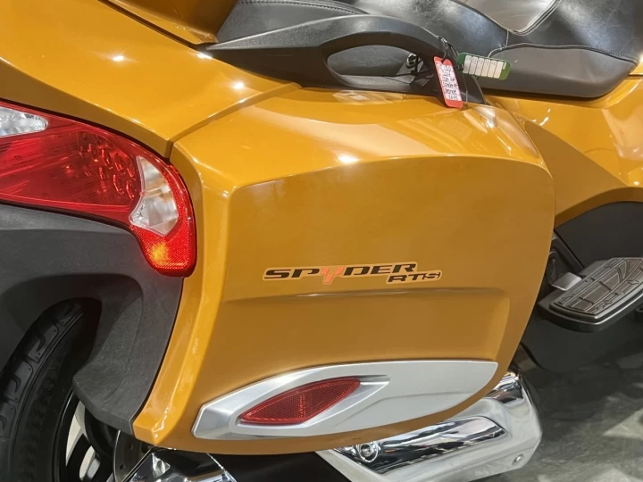 2024 BRP CAN-AM SPYDER RT-S SE-6 (SEMI-AUTOMATIQUE) + ROTAX 1330 EFI + SEULEMENT 38579 KM + RARE & A1 