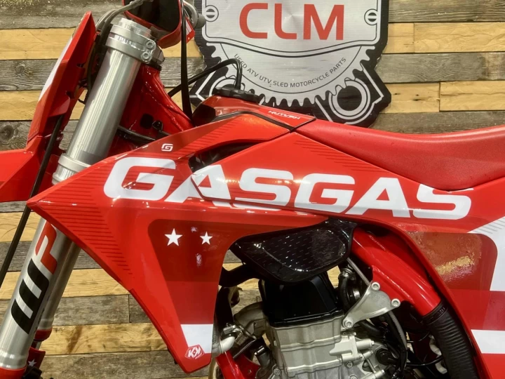 2024 GASGAS MC 450F EFI + 4 TEMPS + MX-MOTOCROSS + SEULEMENT 50 HR + KIT GRAPHIQUE CUSTOM NEUF 