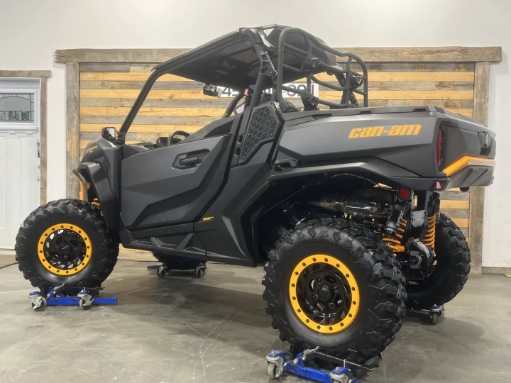 2025 BRP CAN-AM COMMANDER XT-P 1000R EFI + 4WD + DPS + FOX + SEULEMENT 1049 KM + RARE & IMPECCABLE A1 