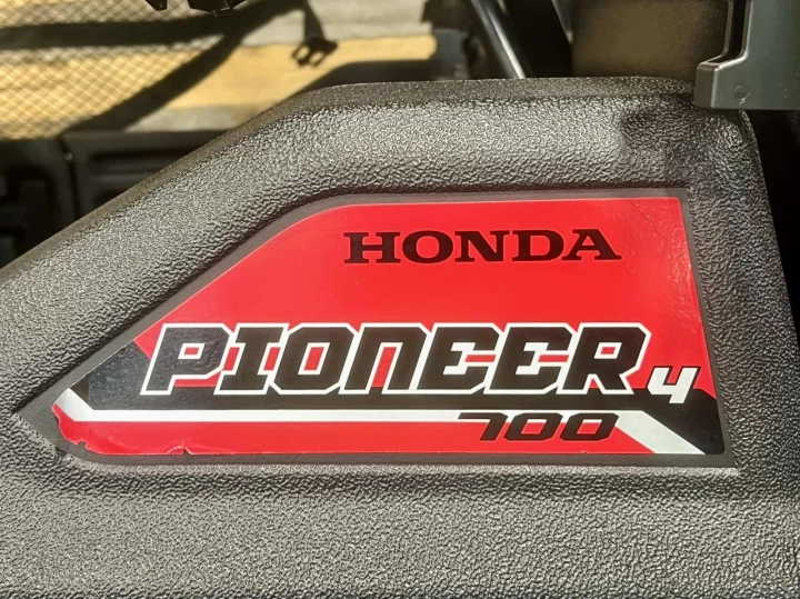 2014 HONDA PIONEER-4 700 EFI 4X4 + 4 PASSAGERS + 11019 KM 