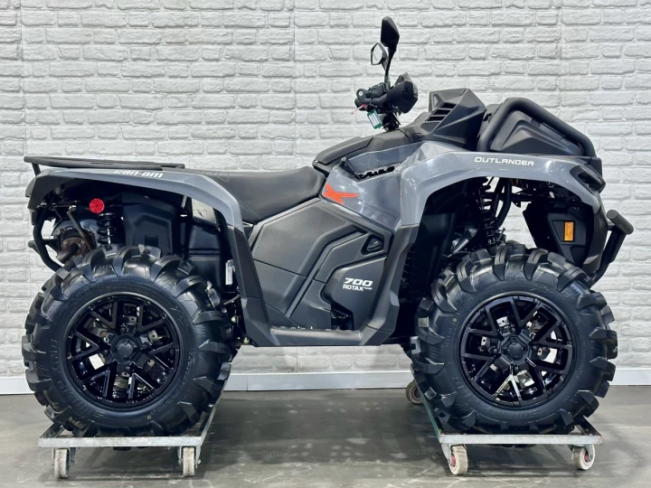2026 BRP CAN-AM OUTLANDER X-MR 700 EFI + 4WD + DPS + SEULEMENT 815 KM + GARANTIE B.E.S.T 2030 + RARE & A1 