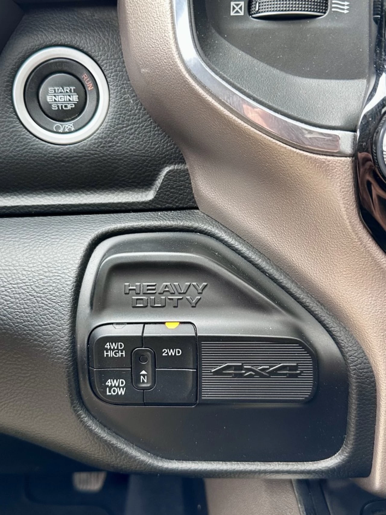 2019 RAM 3500 LARAMIE CUMMINS 6.7L H.O - HIGH OUTPUT + CREW CAB + 4WD + BOITE LONGUE + SUSPENSION A AIR + RARE & A1  Image principale