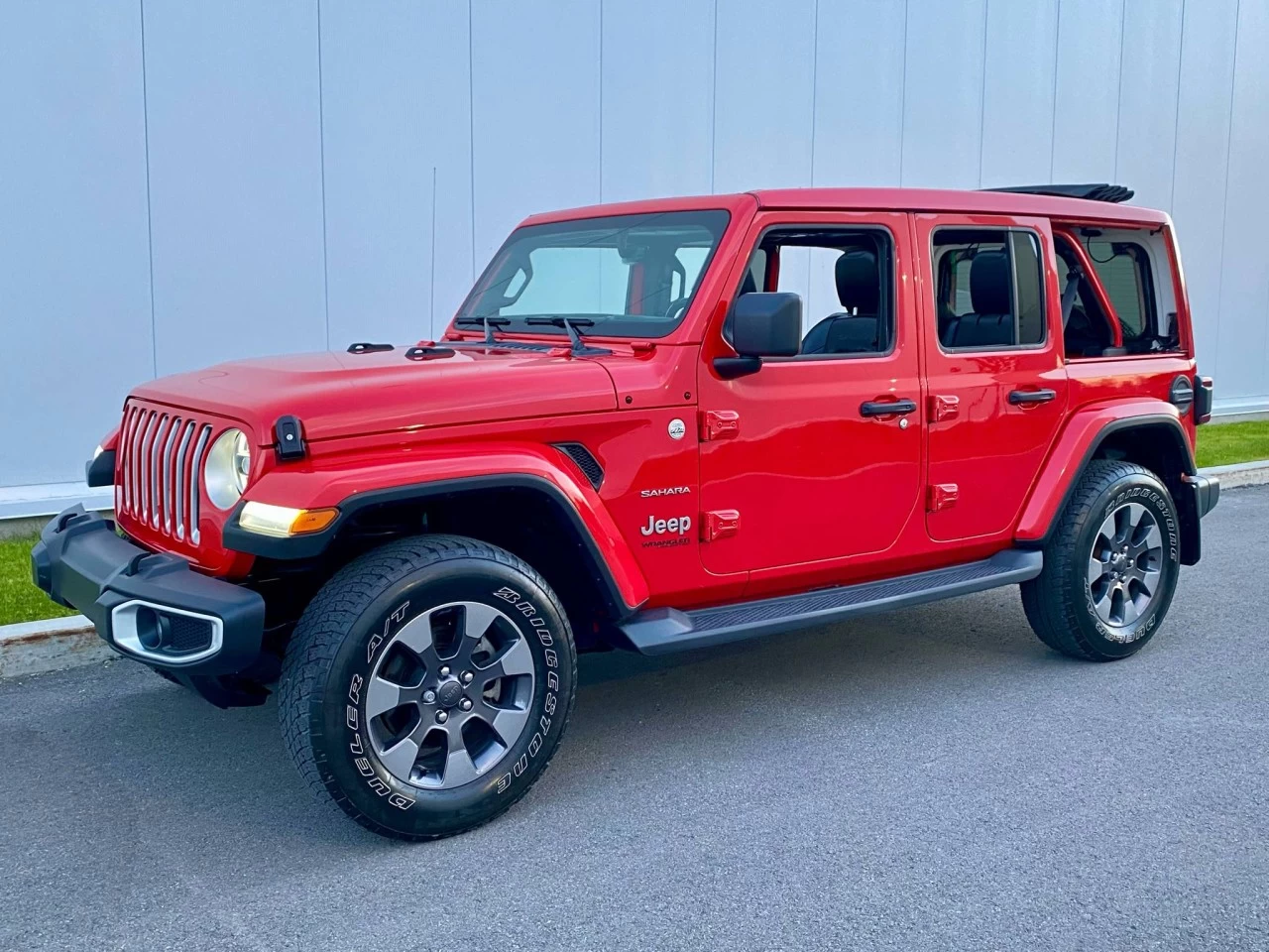 2019 JEEP WRANGLER UNLIMITED EDITION SAHARA 4X4 + TOIT ELECTRIQUE SKY + INYERIEUR CUIR +COULEUR RARE  Image principale
