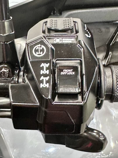 2026 BRP CAN-AM OUTLANDER X-MR 700 EFI + 4WD + DPS + SEULEMENT 815 KM + GARANTIE B.E.S.T 2030 + RARE & A1 