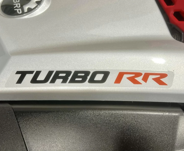 2025 BRP CAN-AM MAVERICK MAX X3 X-RS TURBO ''RR'' 200 H.P + D.P.S + 4X4 + 72'' +4 PASSAGERS + SEULEMENT 1403 KM + RARE & CONDITION A1 
