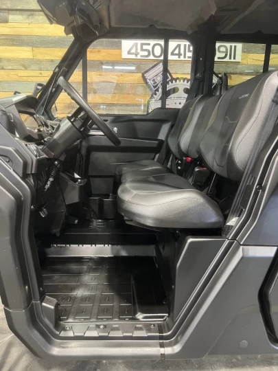 2025 BRP CAN-AM DEFENDER MAX CREW HD-10 LIMITED + 4WD + DPS + 650 KM SEULEMENT + 6 PASSAGERS + TOUTE ÉQUIPÉE+ RARE & A1 