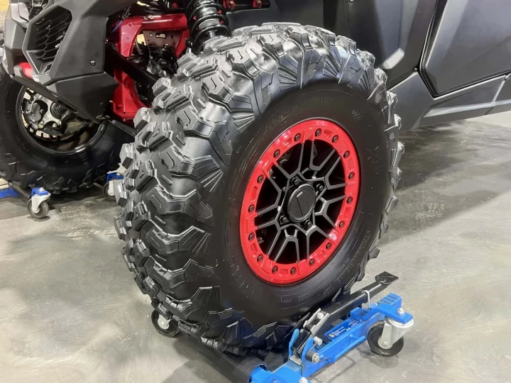 2025 BRP CAN-AM MAVERICK MAX X3 X-RS TURBO ''RR'' 200 H.P + D.P.S + 4X4 + 72'' +4 PASSAGERS + SEULEMENT 1403 KM + RARE & CONDITION A1 