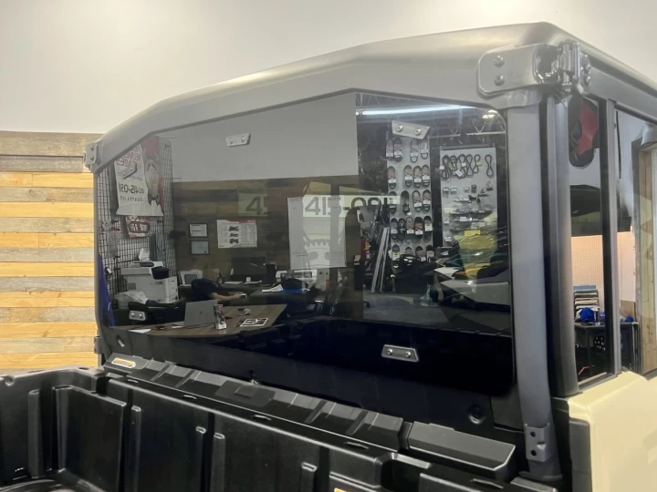 2025 BRP CAN-AM DEFENDER MAX CREW HD-10 LIMITED + 4WD + DPS + 650 KM SEULEMENT + 6 PASSAGERS + TOUTE ÉQUIPÉE+ RARE & A1 