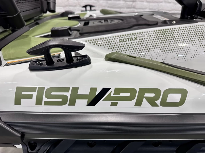 2025 BRP SEA-DOO FISHPRO APEX EDITION 300 HP + IBR + VTS + IDF + GPS + AUDIO + TECH PKG + COOLER + 3 PASSAGERS + 4 HR + RARE & A1 