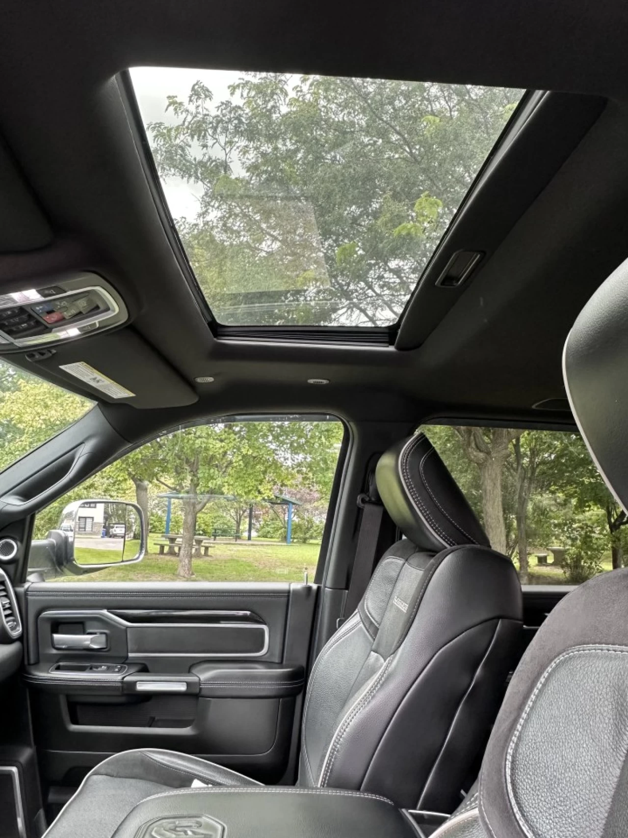 2019 RAM 3500 LARAMIE CUMMINS 6.7L H.O - HIGH OUTPUT + CREW CAB + 4WD + BOITE LONGUE + SUSPENSION A AIR + RARE & A1  Image principale