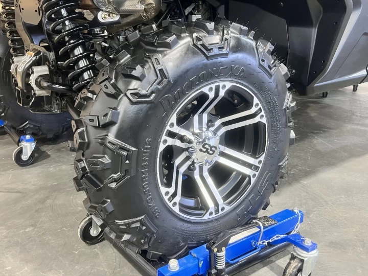 2025 BRP CAN-AM COMMANDER 700 EFI + 4X4 + DPS + MAGS & PNEUS NEUFS + SEULEMENT 2759 KM + RARE & CONDITION A1 