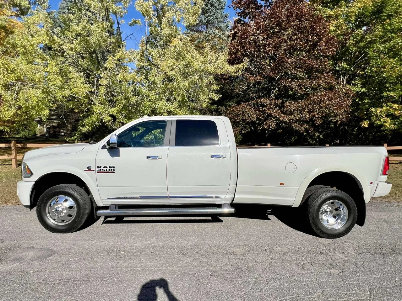 2017 RAM 3500 VERSION LIMITED + CUMMINS 6.7L TURBO DIESEL + CREW CAB + DRW 6 ROUES + TOUTE ÉQUIPÉE + RARE & A1  Main Image