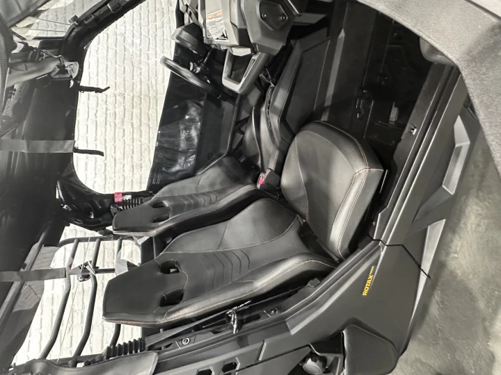 2025 BRP CAN-AM COMMANDER XT-P 1000R EFI + 4WD + DPS + FOX + CABINE + SEULEMENT 1049 KM + RARE & IMPECCABLE A1 