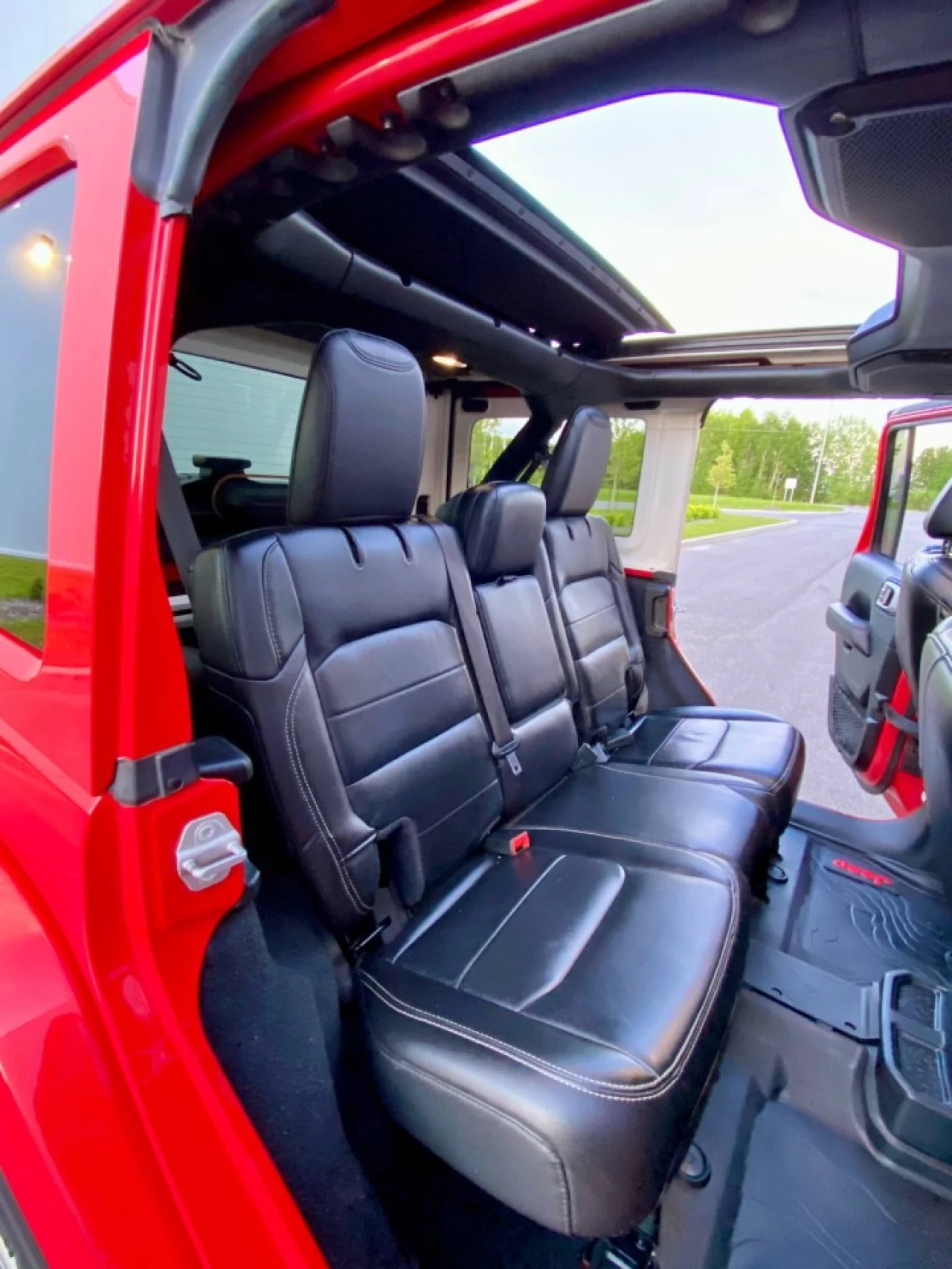 2019 JEEP WRANGLER UNLIMITED EDITION SAHARA 4X4 + TOIT ELECTRIQUE SKY + INYERIEUR CUIR +COULEUR RARE  Image principale