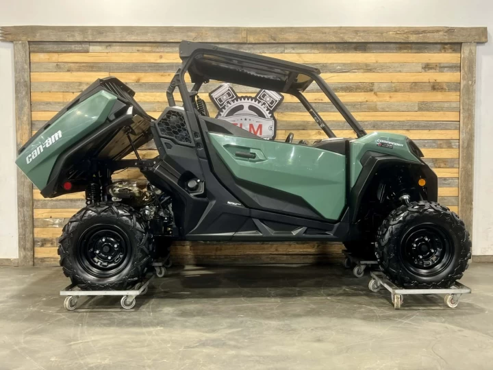 2025 BRP CAN-AM COMMANDER 700 EFI + 4X4 + DPS + BAS KM + 2 X EN INVEMTAIRE 