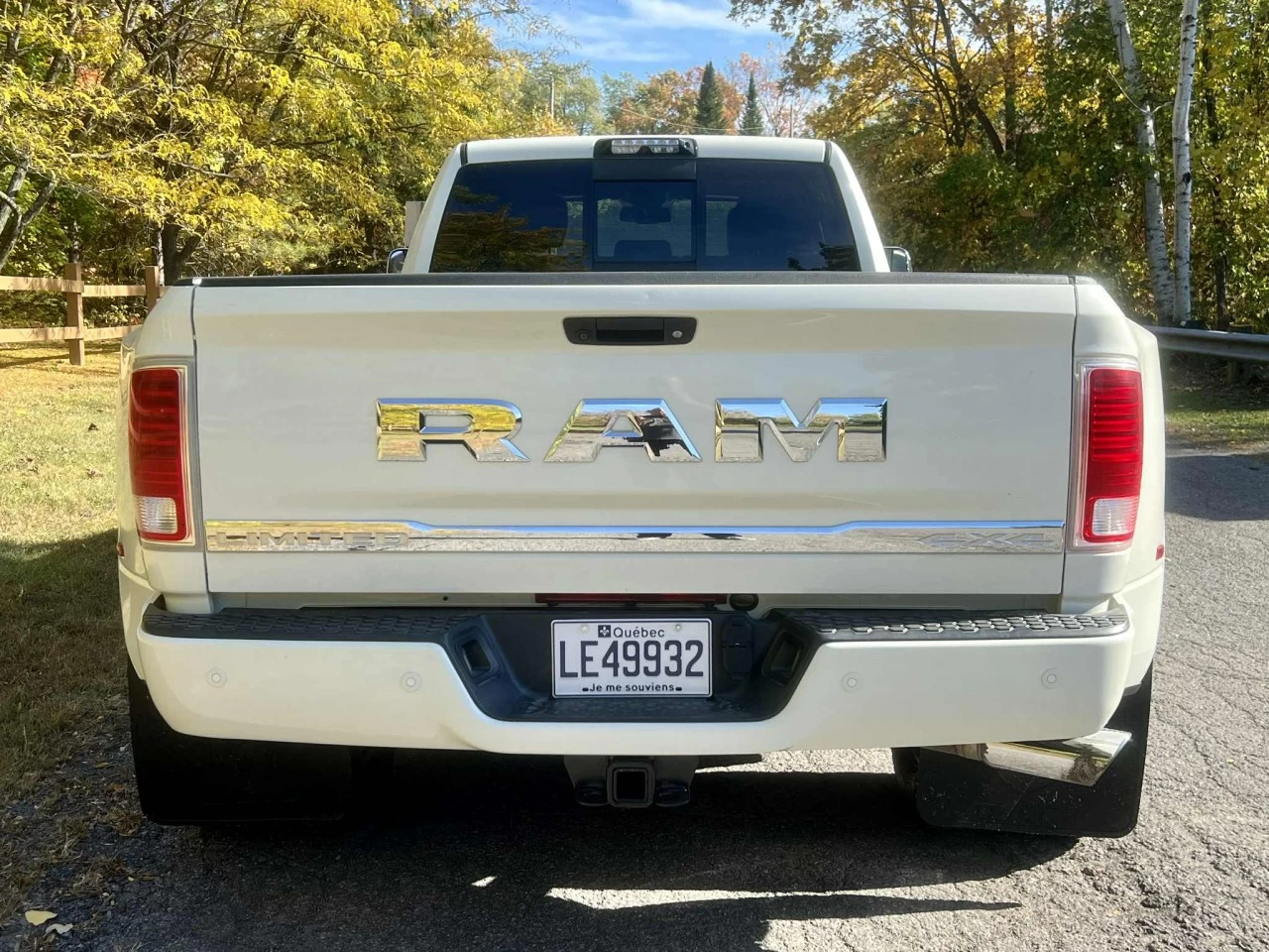 2017 RAM 3500 VERSION LIMITED + CUMMINS 6.7L TURBO DIESEL + CREW CAB + DRW 6 ROUES + TOUTE ÉQUIPÉE + RARE & A1  Main Image