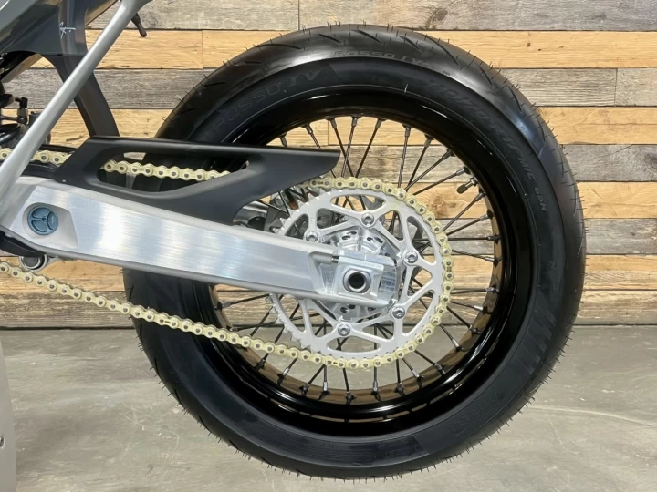 2026 STARK FUTURE VARG SM - SUPERMOTO 100% VE - ELECTRIQUE + MOTO LEGALE SUR ROUTE + 60 H.P @ 80 H.P + GARANTIE DE 2 ANS + RARE 