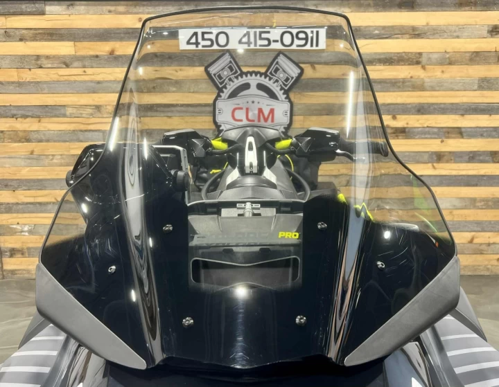 2025 BRP SEA-DOO EXPLORER PRO 230 H.P + IBR + VYS + AUDIO PREMIUM + GPS + SAC LINQ + PARE-BRISE + TOILE + SEULEMENT 3 HR 