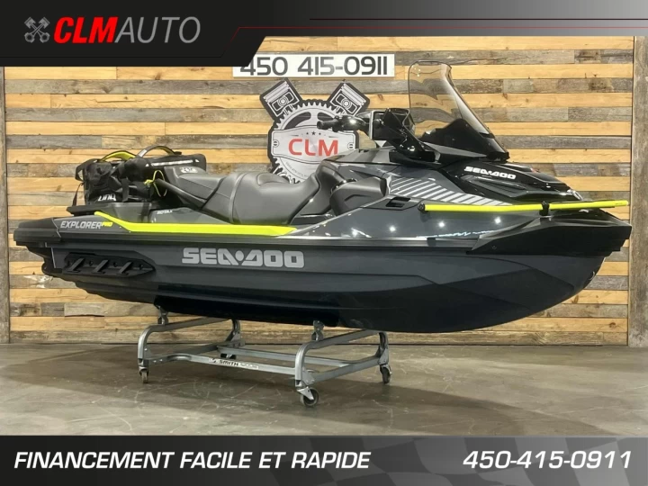 2025 BRP SEA-DOO EXPLORER PRO 230 H.P + IBR + VYS + AUDIO PREMIUM + GPS + SAC LINQ + PARE-BRISE + TOILE + SEULEMENT 3 HR 