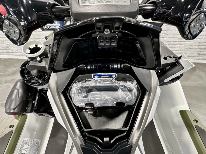 2025 BRP SEA-DOO FISHPRO APEX EDITION 300 HP + IBR + VTS + IDF + GPS + AUDIO + TECH PKG + COOLER + 3 PASSAGERS + 4 HR + RARE & A1 