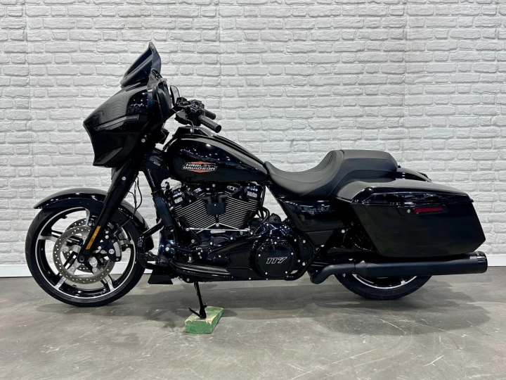 2024 HARLEY DAVIDSON FLHX STREET GLIDE 117 p.c = 1923 cc EFI + ECRAN 12'' GPS + BAS KM 5543 KM + COULEUR RARE & A1 