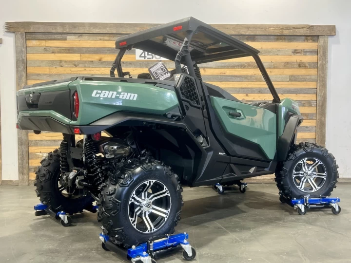 2025 BRP CAN-AM COMMANDER 700 EFI + 4X4 + DPS + MAGS & PNEUS NEUFS + SEULEMENT 2759 KM + RARE & CONDITION A1 