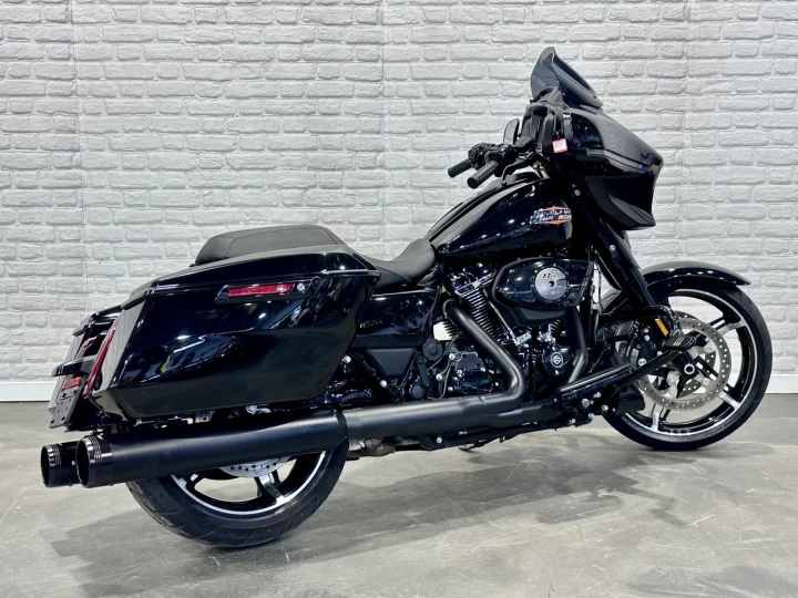 2024 HARLEY DAVIDSON FLHX STREET GLIDE 117 p.c = 1923 cc EFI + ECRAN 12'' GPS + BAS KM 5543 KM + COULEUR RARE & A1 